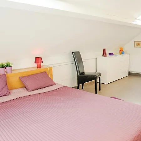 Five-bedroom Holiday In Somme-Leuze